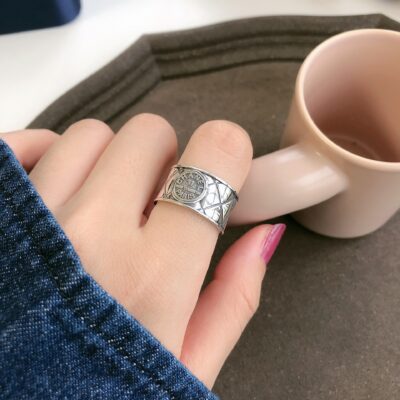 [925純銀]不規則菱紋格字母寬麵戒指指環