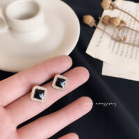[鋼針]復古珍珠小香風耳環 - 黑色 寶石耳釘款