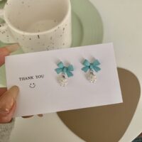 [925銀針]藍色蝴蝶結珍珠耳環 - 银针款