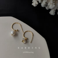 [925銀針]淡水珍珠不對稱鋯石復古耳環 - A933
