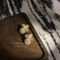 [925銀針]高級感珍珠花朵耳釘 - HSLE3255金