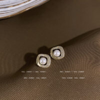 [925銀針]小香風鑲鉆珍珠耳環 - HSLE3362金