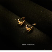 [316L鈦鋼]C型格菱花紋耳環 - 小款玫瑰金耳环一对