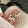 [925銀針]珍珠蝴蝶結花朵耳環 - 白色软垫三角耳夹款