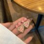 [925銀針]珍珠愛心蝴蝶結耳環 - 粉色软垫耳夹款