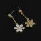 [蚊香盤]銅--仙氣甜美花朵鋯石耳環 - 有耳洞。银针。G511