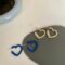 [925銀針]氣質珍珠愛心耳環 - 蓝色软垫耳夹款