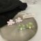 [925銀針]獨特的珍珠花朵耳環 - 绿色软垫耳夹款