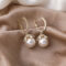 [925銀針]時尚幾何型珍珠耳扣 - A 白色