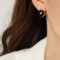 [銅]幾何彩釉設計耳環 - F1113-桃心黑彩釉耳环