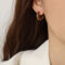 [銅]幾何彩釉設計耳環 - F1113-C形条纹棕彩釉耳环