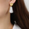 [銅]幾何暈染樹脂耳環 - F179-金色心形白耳坠