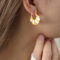 [316L鈦鋼]彩軸牛角包耳環 - F260-白彩釉金色耳环